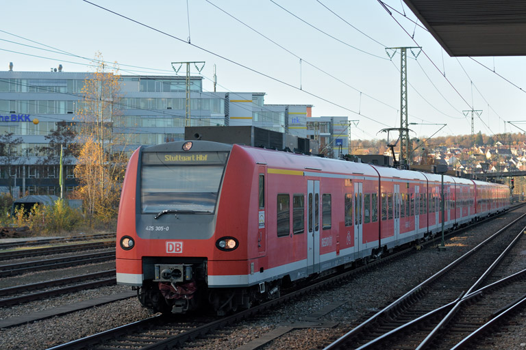 425 305 als RE 19082 bei km 15,6 (November 2015)