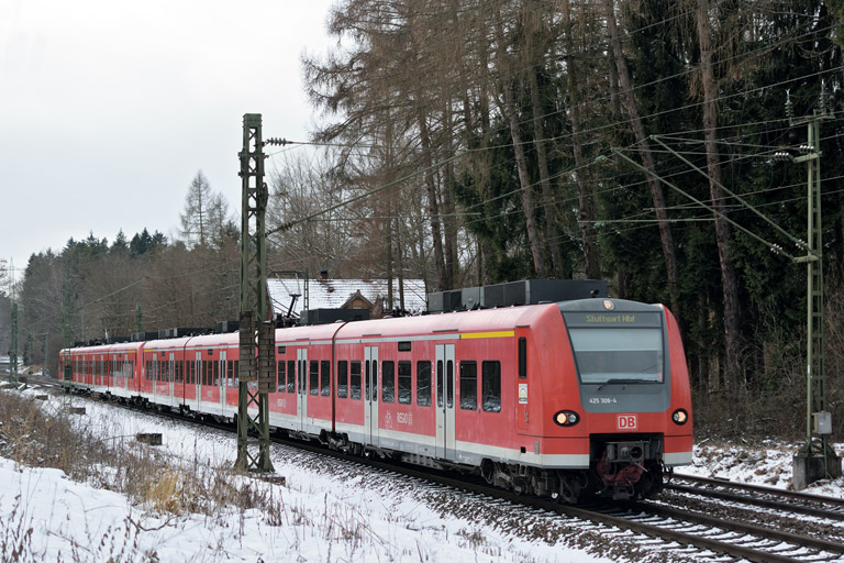 425 308 als RE 19090 bei km 18,2 (Januar 2015)