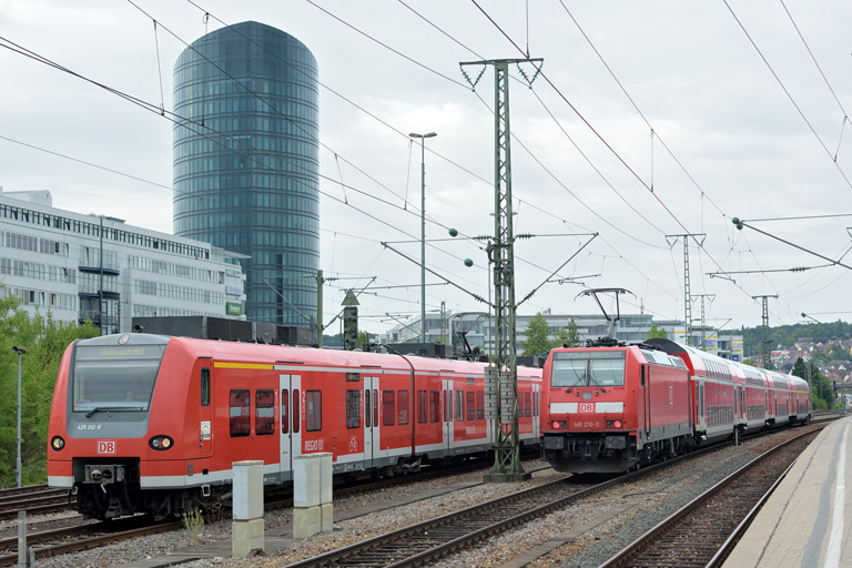 425 311 als RE 19085 und 146 210 als RE 19035 bei km 15,6 (Juli 2015)