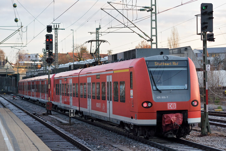 425 313 und 426 009 als RE 19082 bei km 15,4 (Dezember 2015)