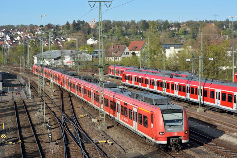 425 803 als RE 19082 bei km 16,0 (April 2015)