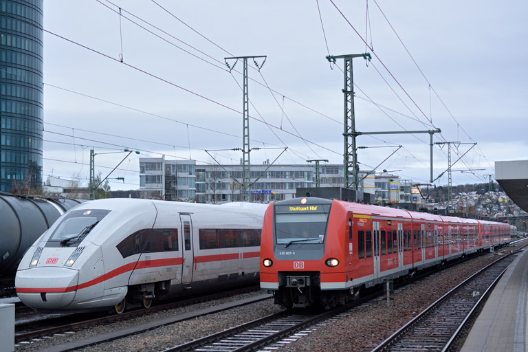425 807 als RE 19082 bei km 15,6 (November 2015)