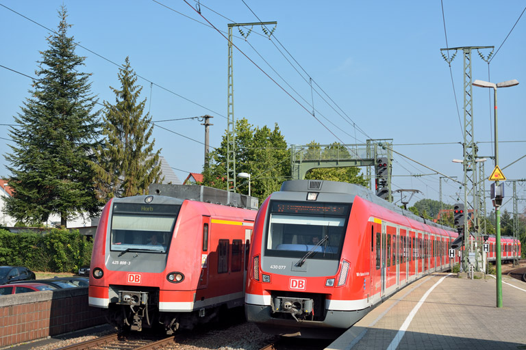 425 808 als RE 19085 und 430 077 als S3 bei km 16,6 (August 2015)