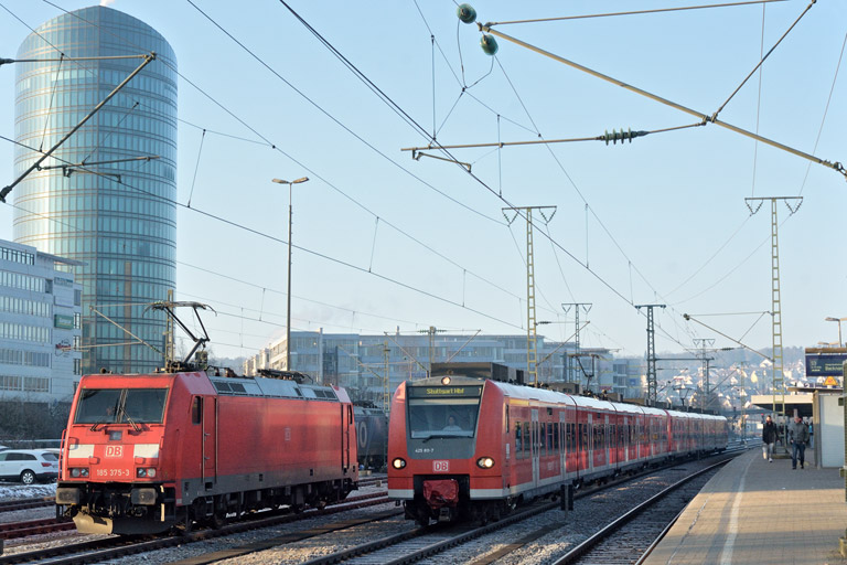 425 811 als RE 19082 und 185 375 als T 66699 bei km 15,6 (Februar 2015)