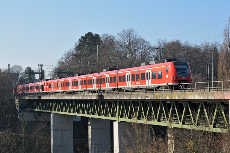 425 813 als RE 19082 bei km 14,6 (M&auml;rz 2015