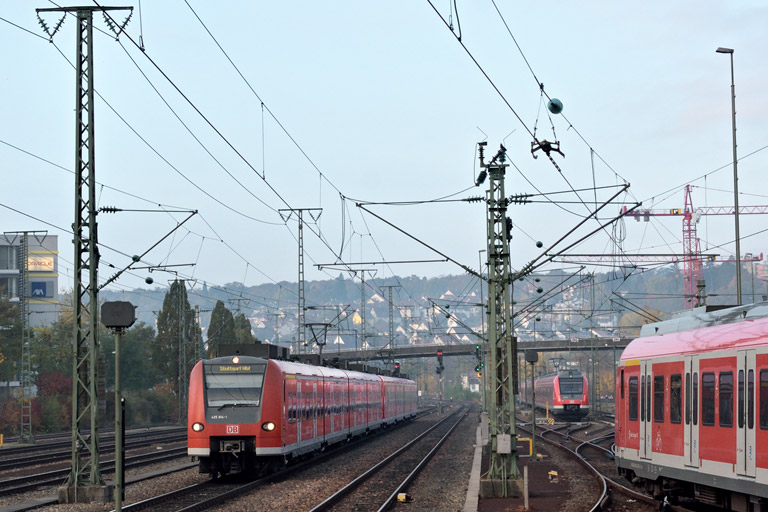 425 814 als RE 19082 bei km 15,8 (Oktober 2015)