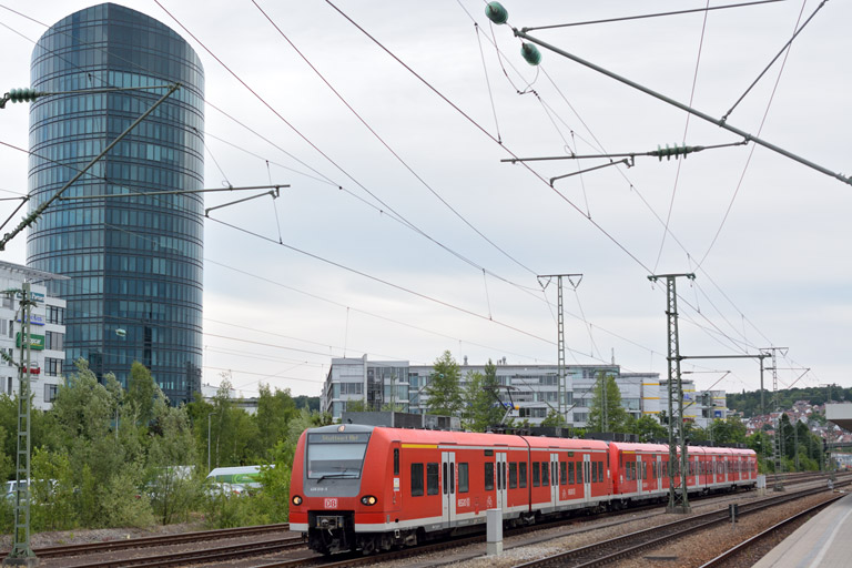 426 010 und 425 309 als RE 19094 bei km 15,6 (Juli 2015)