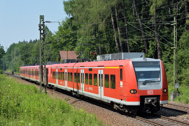 426 010 und Zug der Baureihe 425 als RE 19040 bei km 18,2 (Juli 2015)