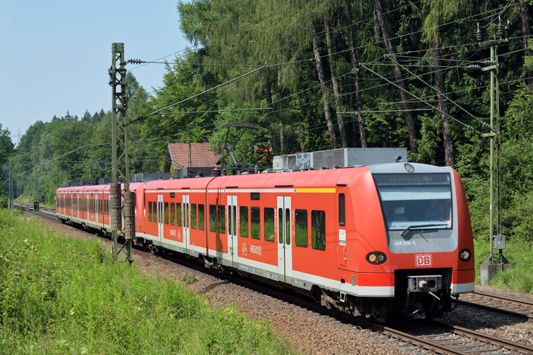 426 010 und Zug der Baureihe 425 als RE 19040 bei km 18,2 (Juli 2015)