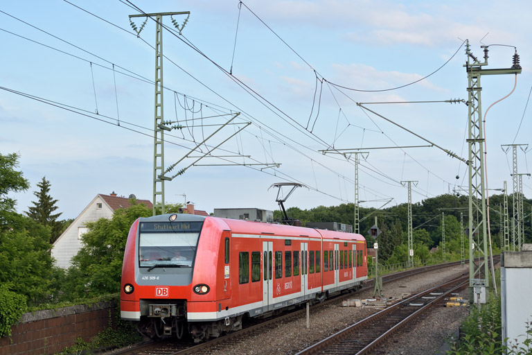 426 509 als RE 19589 bei km 16,8 (Juni 2015)