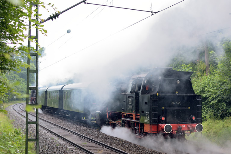 52 7596 und 86 333 mit Dbz 83269 bei km 11,6 (Juni 2015)