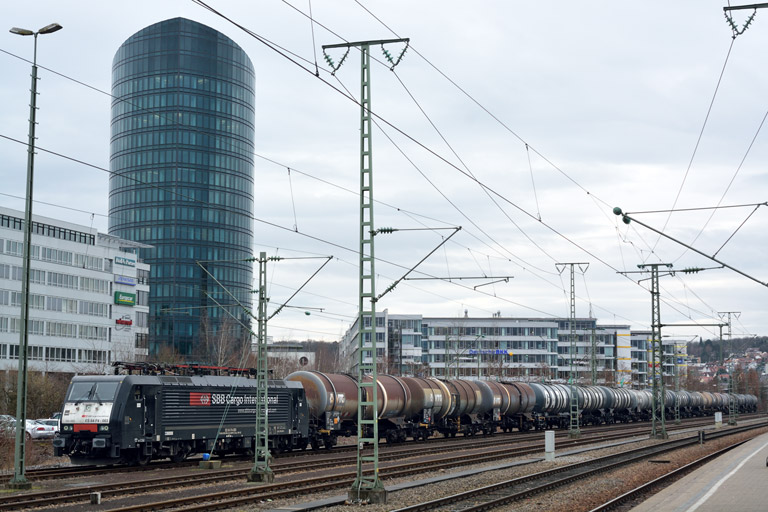 ES 64 F4-083 bei km 15,6 (Januar 2015)