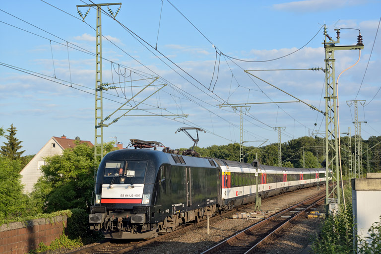 ES 64 U2-007 mit IC 182 bei km 16,8 (Juli 2015)