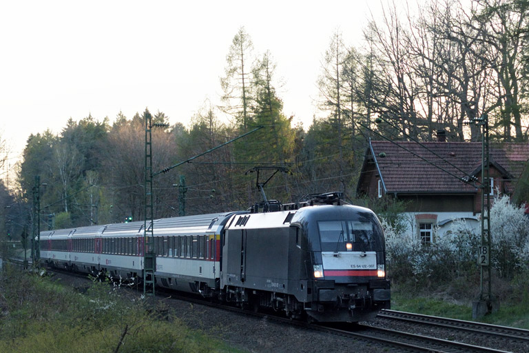 ES 64 U2-007 mit IC 182 bei km 18,4 (April 2015)