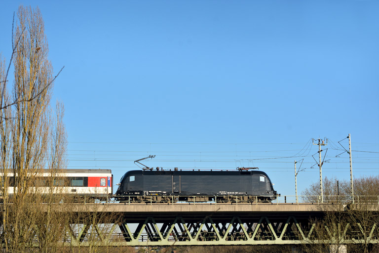 ES 64 U2-007 mit IC 281 bei km 14,6 (M&auml;rz 2015)