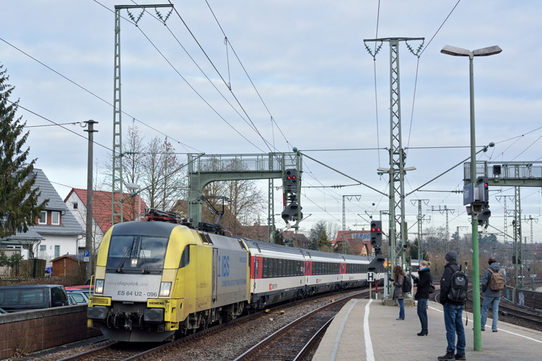 ES 64 U2-096 mit IC 181 bei km 16,6 (M&auml;rz 2015)