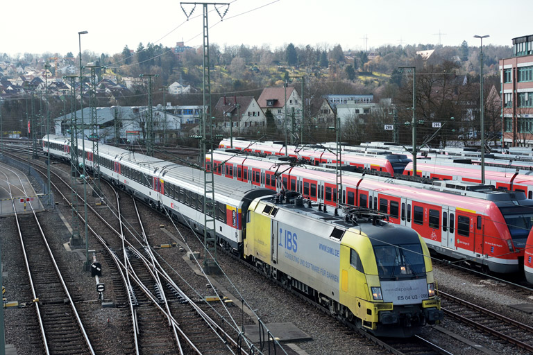 ES 64 U2-096 mit IC 280 bei km 16,0 (M&auml;rz 2015)