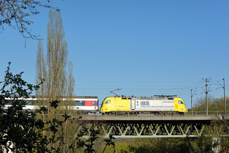 ES 64 U2-096 mit IC 283 bei km 14,6 (April 2015)