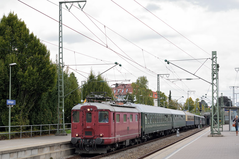 Re 4/4 I 10019 mit DPF 347 bei km 15,6 (September 2015)