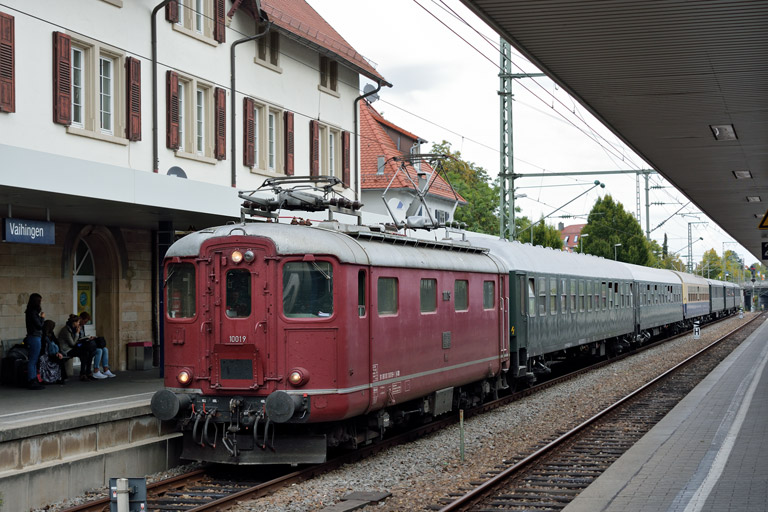 Re 4/4 I 10019 mit DPF 347 bei km 15,6 (September 2015)
