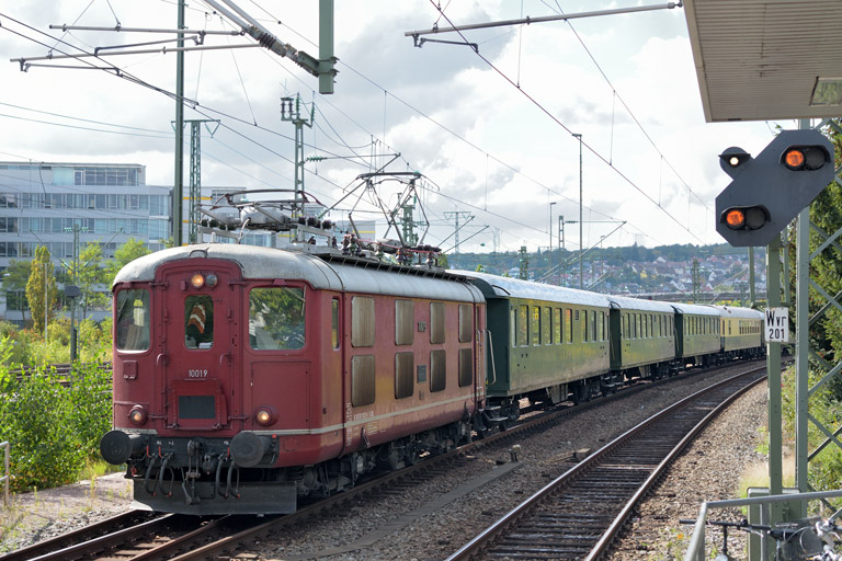 Re 4/4 I 10019 mit DPF 347 bei km 15,6 (September 2015)