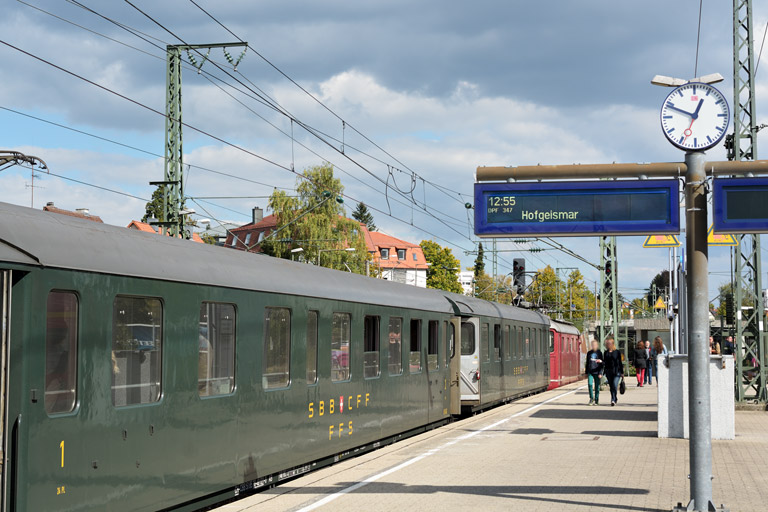 Re 4/4 I 10019 mit DPF 347 bei km 15,6 (September 2015)