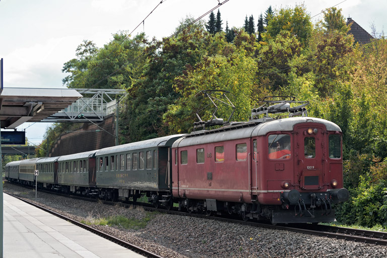 Re 4/4 I 10019 mit DPF 347 bei km 14,2 (September 2015)