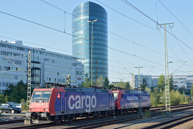 482 011 und 482 022 bei km 15,6 (August 2015)
