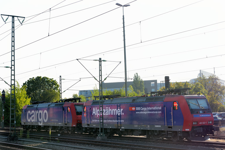 482 022 und 482 011 bei km 15,6 (August 2015)
