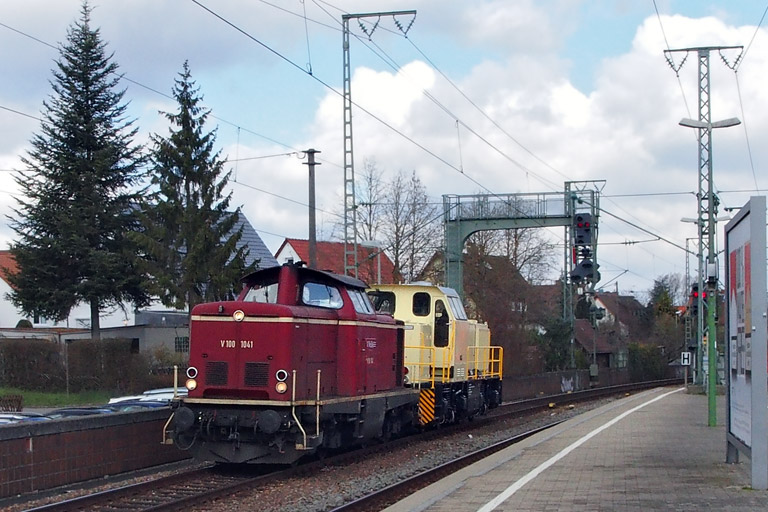 V100 1041 und Gmeinder-Lok der Baureihe CKG 1300 als Tfzf 47095 bei km 16,6 (M&auml;rz 2015)