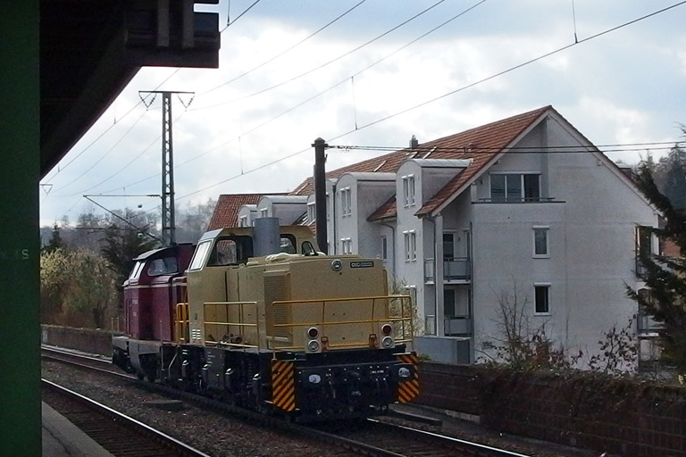V100 1041 und Gmeinder-Lok der Baureihe CKG 1300 als Tfzf 47095 bei km 16,8 (M&auml;rz 2015)