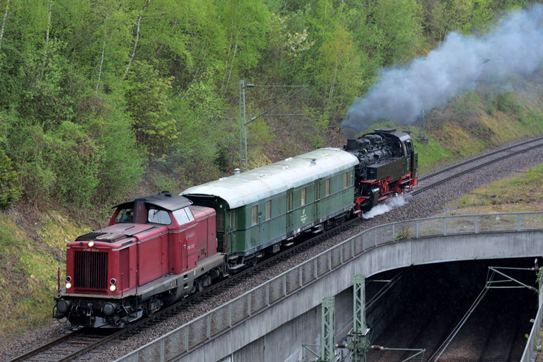 V100 2335 und 86 333 mit Tfzf(D) 81420 bei km 13,8 (April 2015)