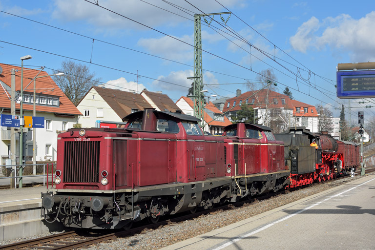 V100 2335, V100 1041 und 01 519 mit DbZ 92034 bei km 15,6 (Februar 2015)