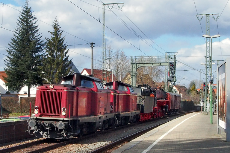 V100 2335, V100 1041 und 01 519 mit DbZ 92034 bei km 16,8 (Februar 2015)