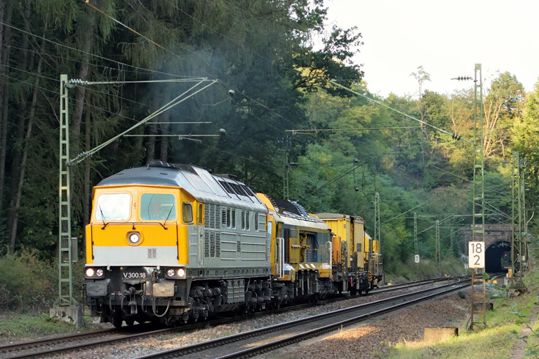 V 300.18 mit DGV 92240 bei km 18,2 (September 2015)