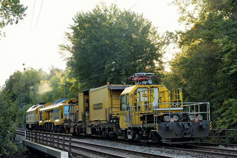 V 300.18 mit DGV 92240 bei km 18,4 (September 2015)