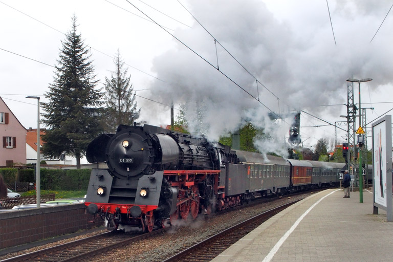 01 519 mit DLr 24232 bei km 16,6 (April 2016)