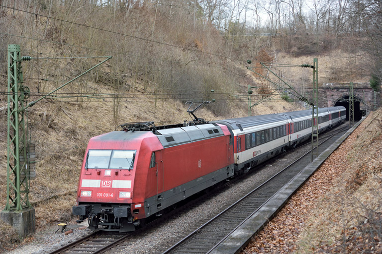 101 001 mit IC 185 bei km 18,0 (Januar 2016)