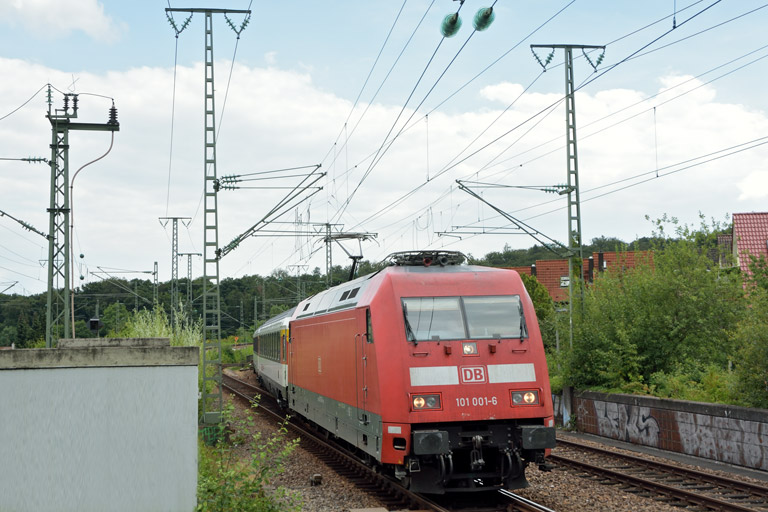 101 001 mit IC 186 bei km 16,8 (August 2016)