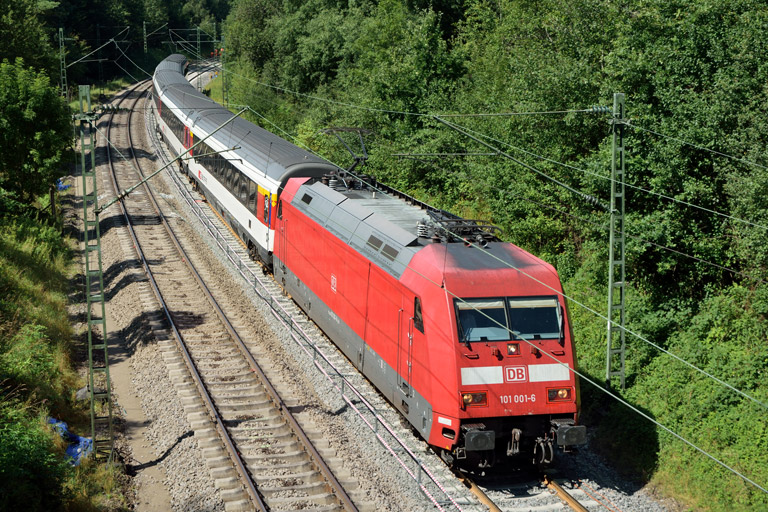 101 001 mit IC 283 bei km 19,2 (August 2016)
