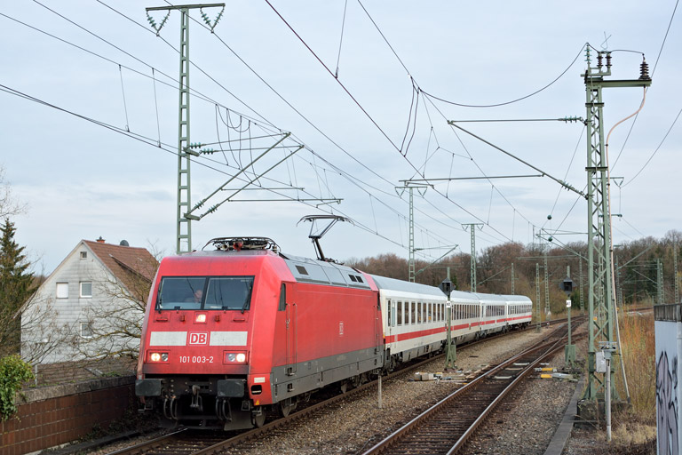 101 003 mit IC 932 bei km 16,8 (April 2016)