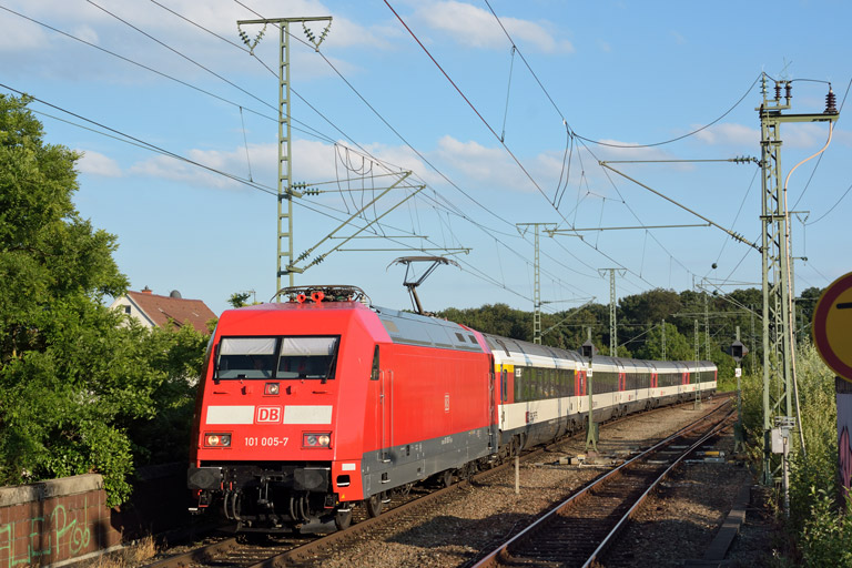 101 005 mit IC 182 bei km 16,8 (Juli 2016)