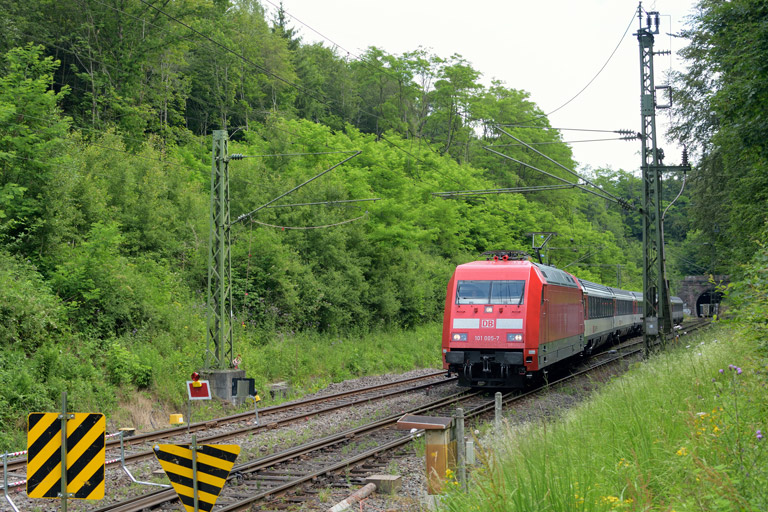 101 005 mit IC 185 bei km 18,0 (Juli 2016)