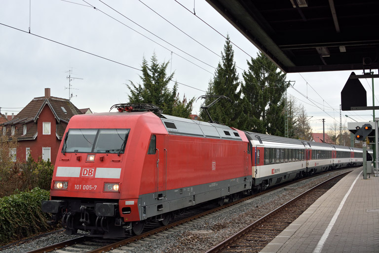 101 005 mit IC 185 bei km 16,8 (November 2016)