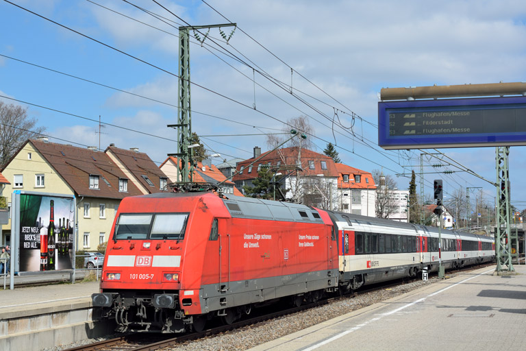101 005 mit IC 185 bei km 15,6 (M&auml;rz 2016)