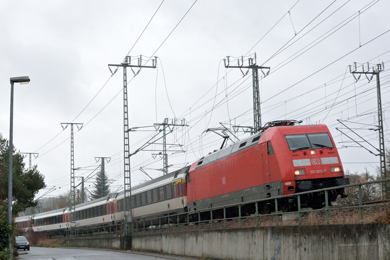 101 005 mit IC 280 bei km 16,6 (Dezember 2016)