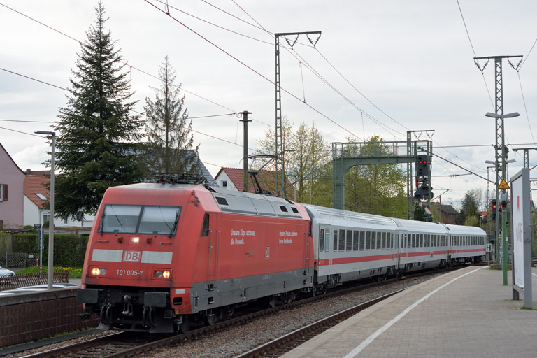 101 005 mit IC 833 bei km 16,8 (April 2016)