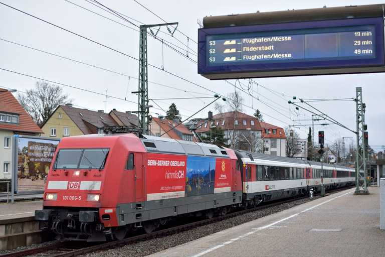 101 006 mit IC 281 bei km 15,6 (Februar 2016)