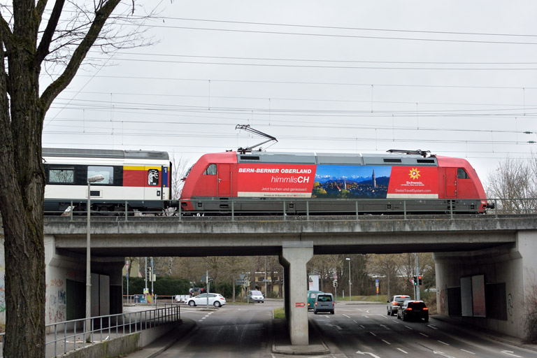 101 006 mit IC 282 bei km 16,4 (Februar 2016)