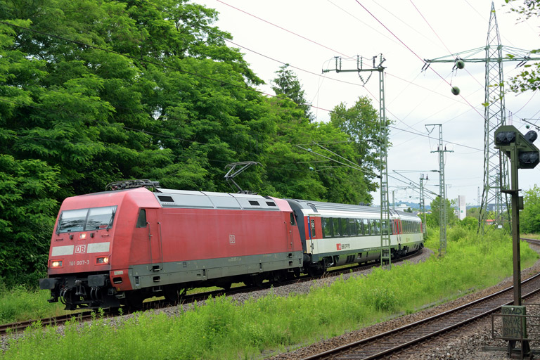 101 007 mit IC 281 bei km 17,4 (Juli 2016)